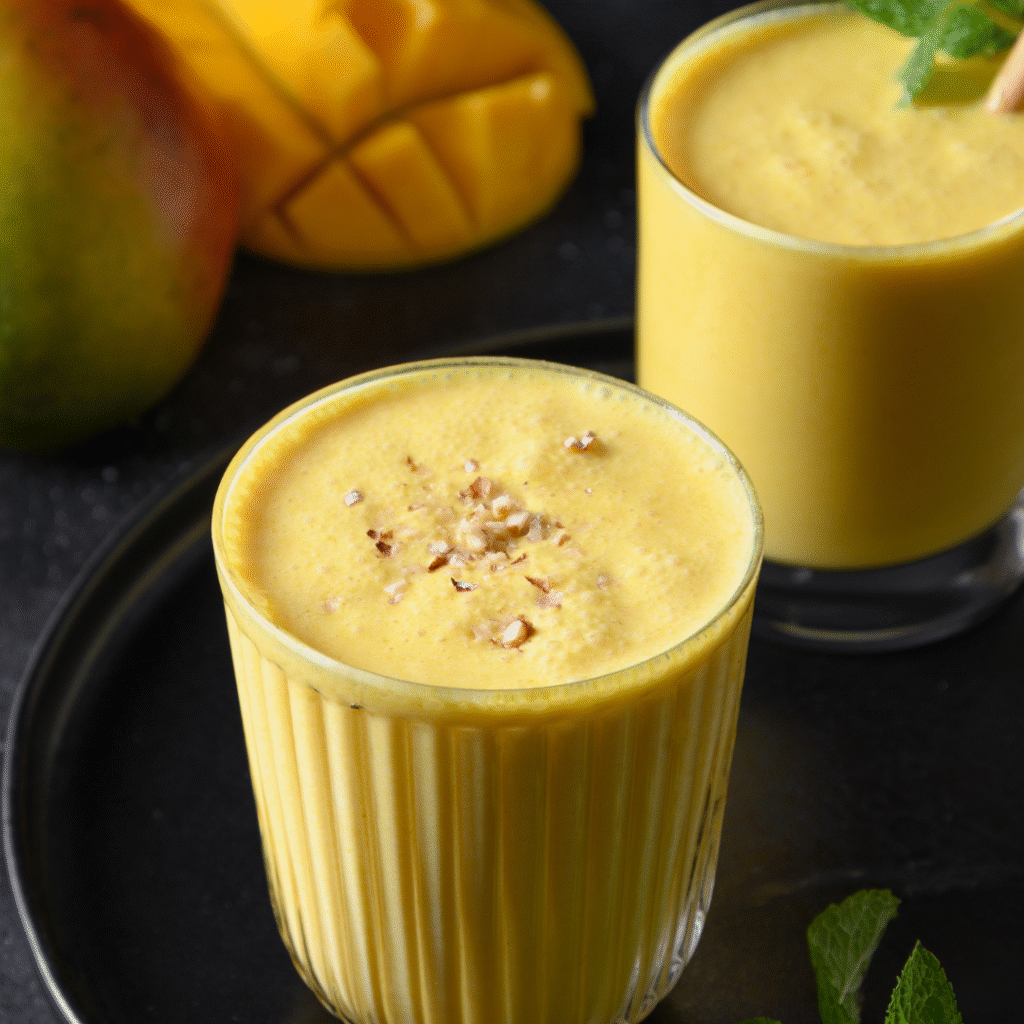 5 Irresistible Mango Smoothies and Drinks: Refresh Your Summer with These Amazing Recipes! 6 Mango Lassi